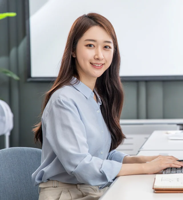 대구직장인당일일수 상담 자료를 정리하는 사무실 책상