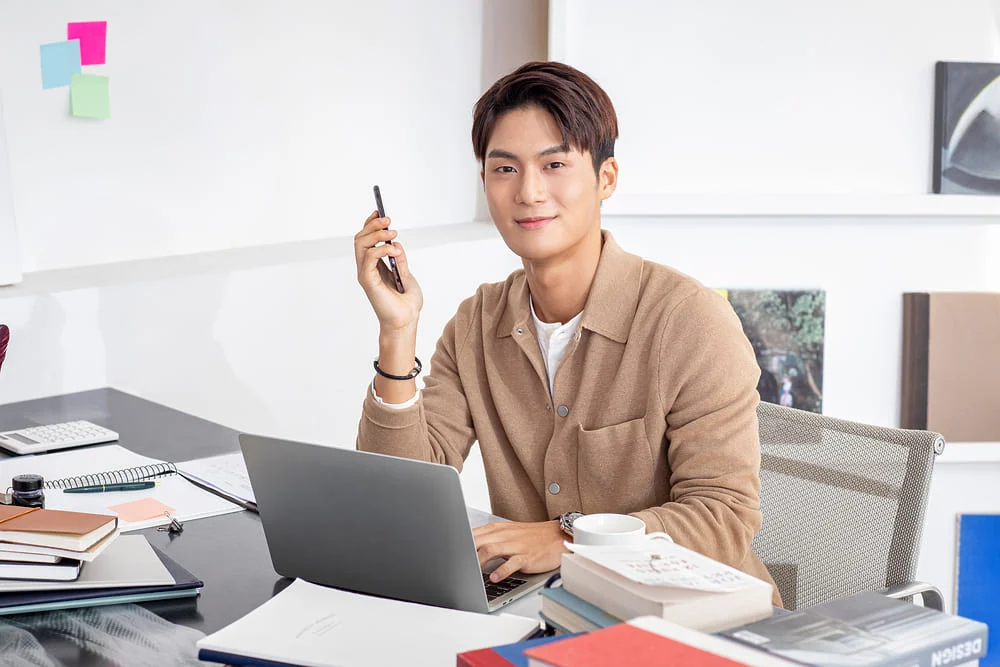 대구당일일수 총 상환금을 계산해 적어 보는 책상 위 장면