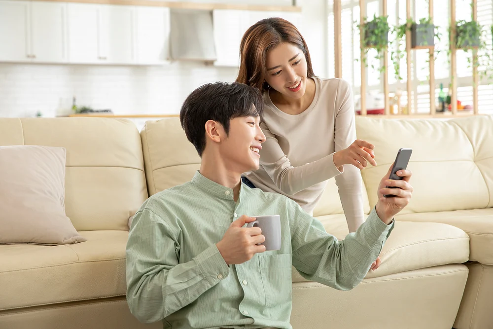 대구당일일수 이자 상한 기준을 함께 살펴보는 두 사람