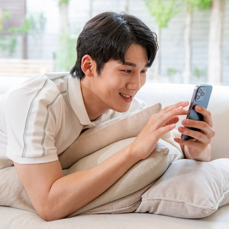 대구당일일수상담 안내 휴대폰으로 문의 내용을 차분히 살펴보는 모습