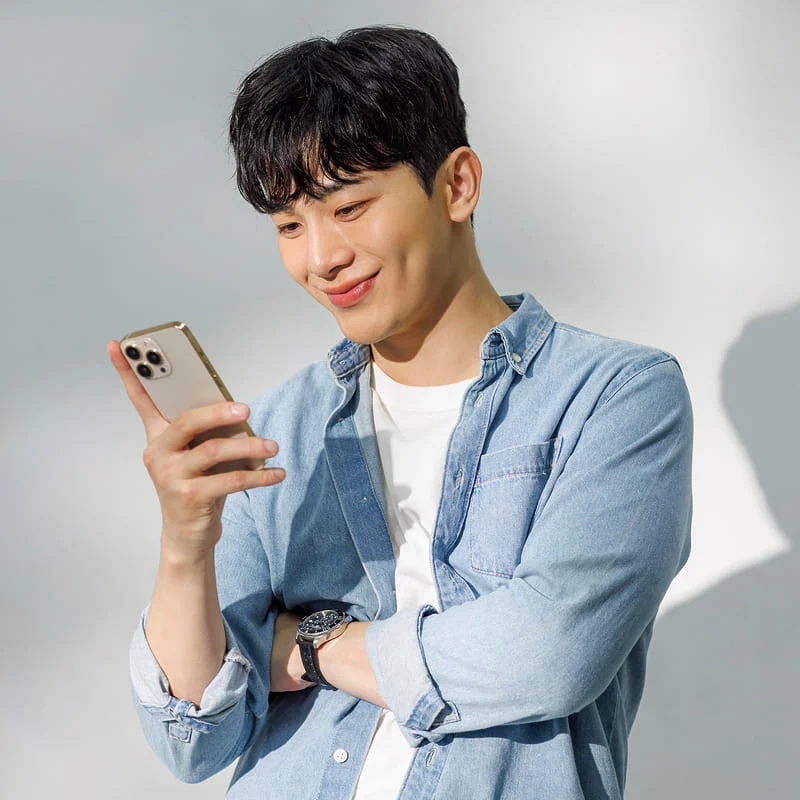 대구소액당일일수 문의를 휴대폰으로 남기는 모습