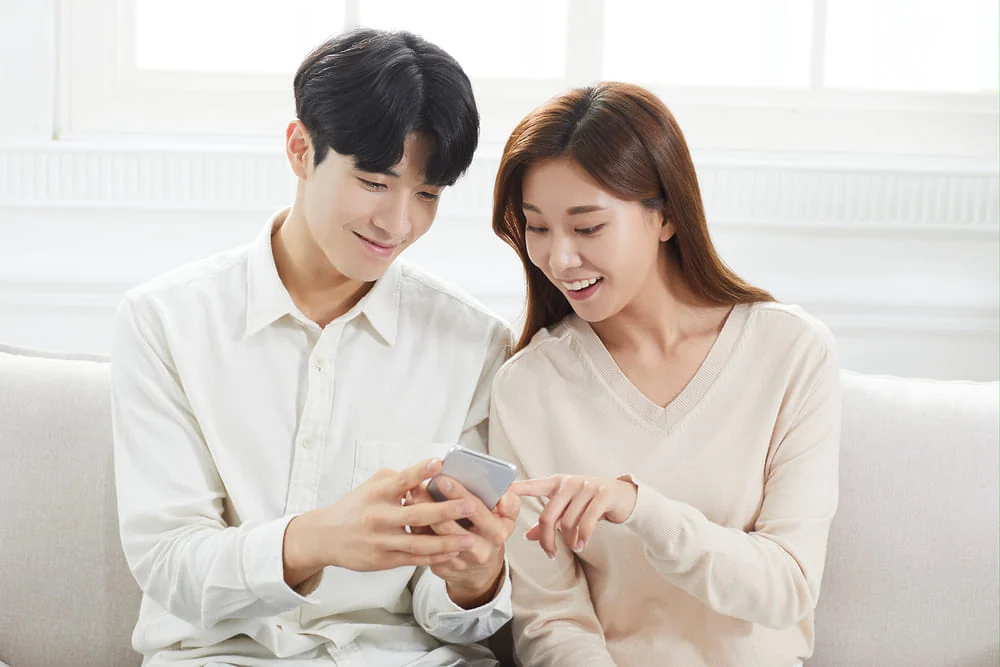 대구직장인당일일수 상담 자료를 정리하는 사무실 책상